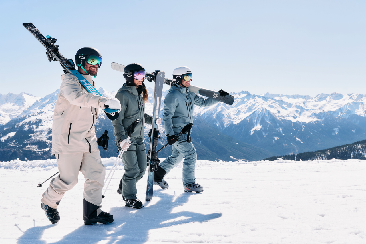 4 Skifahrer gehen im Schnee