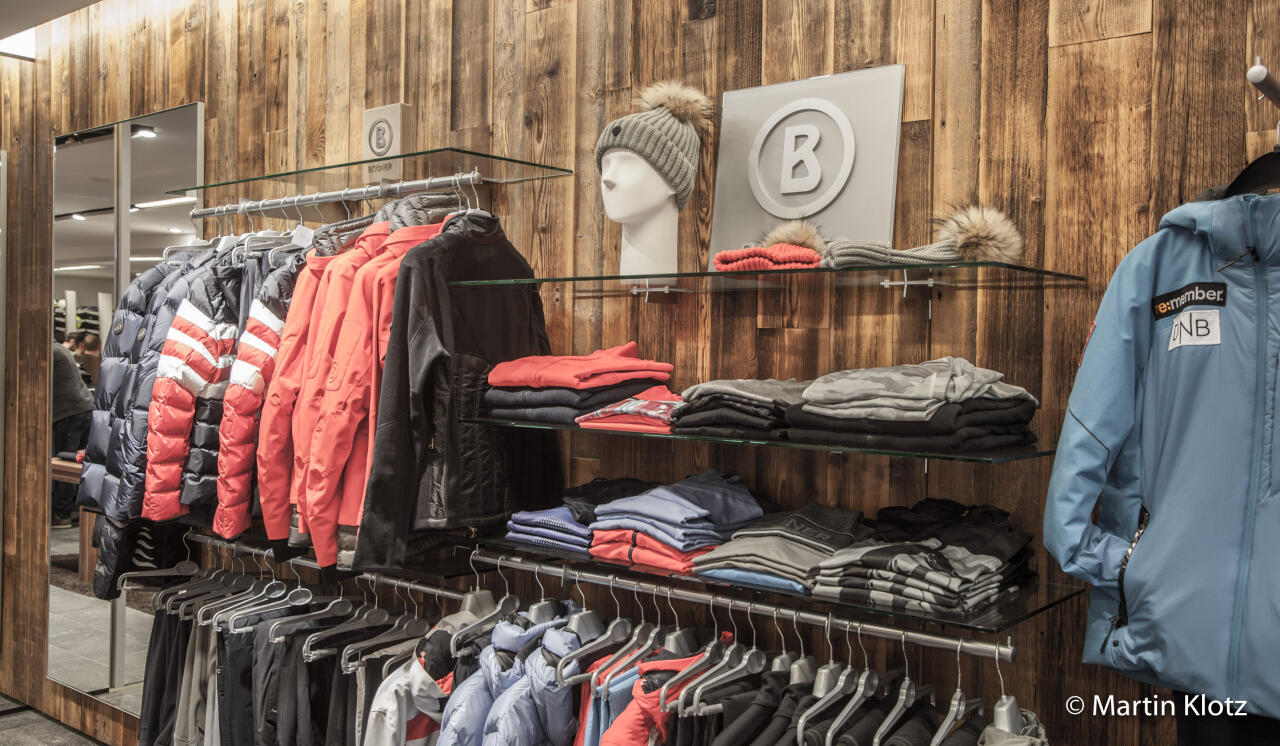 Wand mit Skibekleidung im Shop