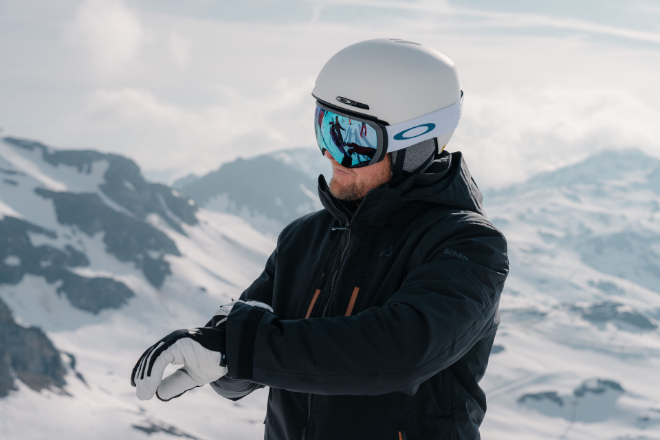 Skifahrer in professioneller Ausrüstung von INTERSPORT