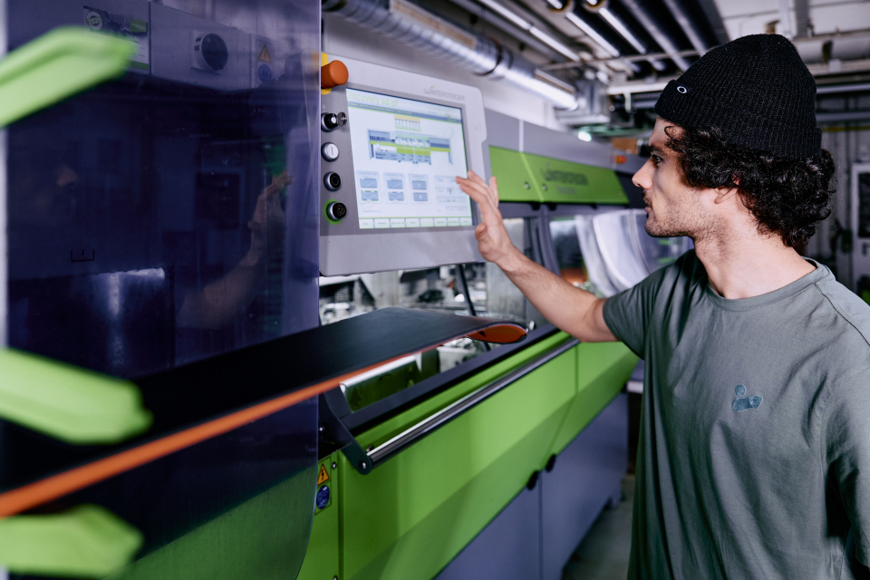 Mitarbeiter bedient Skiservicemaschine