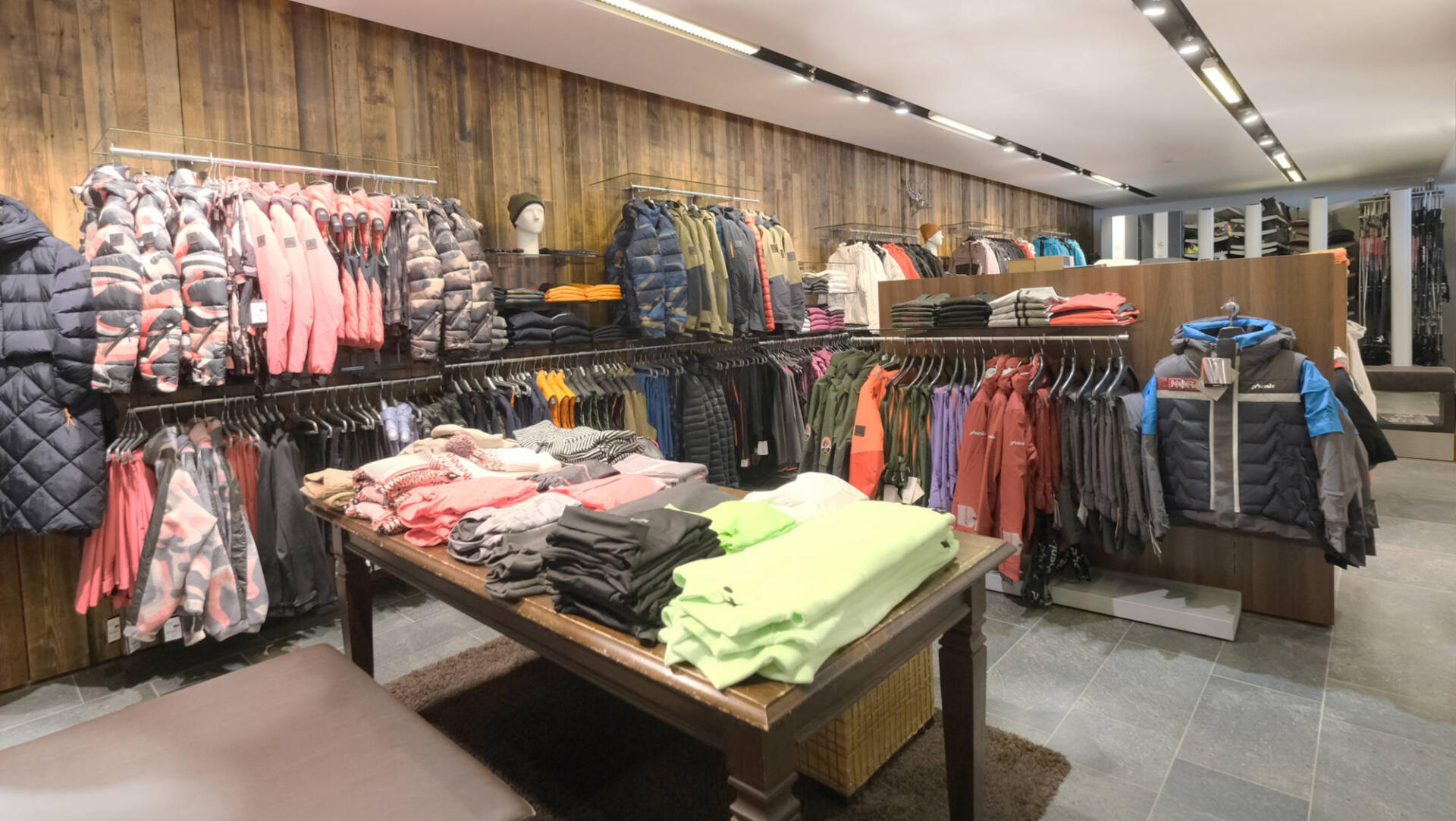 Innenansicht des Shops mit Regalen mit Skibekleidung
