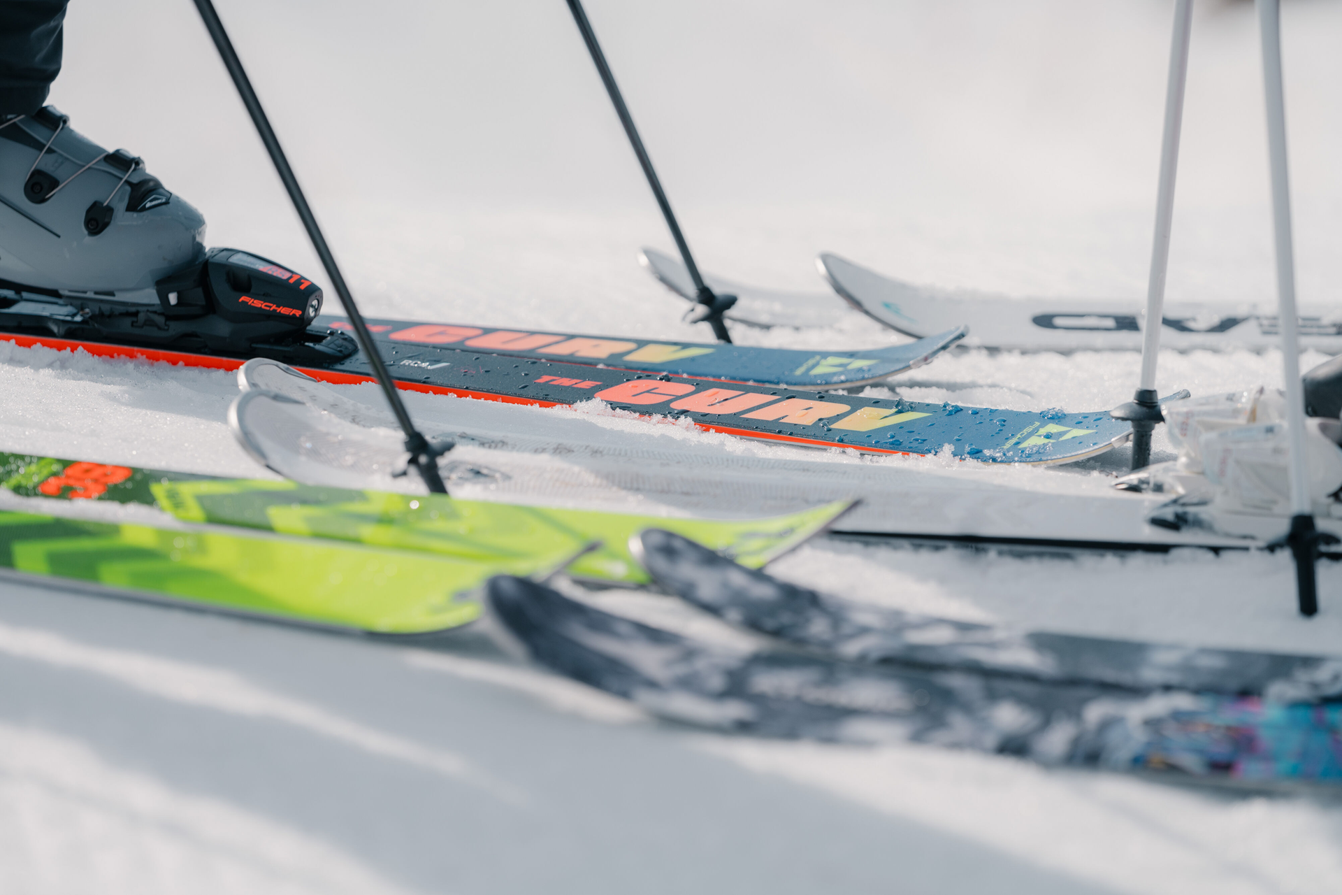 Nahaufnahme von Skiern, die im Schnee stehen