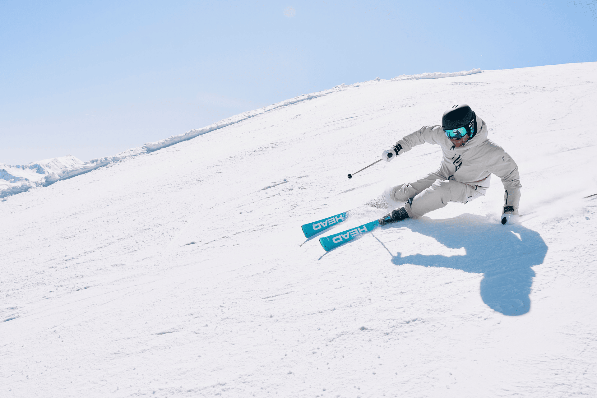 Person beim Skifahren auf der Skipiste