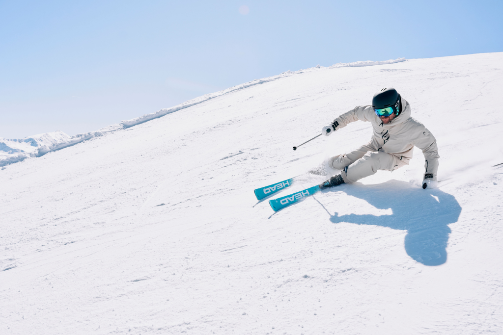 Person beim Skifahren auf der Skipiste
